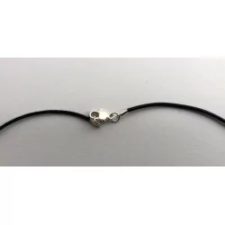 Collier en cuir avec fermoir à homard noir.