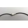 Collier en cuir avec fermoir à homard noir.