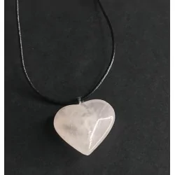 Pendentif Quartz rose en forme de cœur & collier cuir noir.