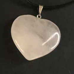 Pendentif Quartz rose en forme de cœur & collier cuir noir.