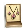 Coffret pendentif Arbre de Vie et Boucles d’Oreilles Fleurs pressée Rose vif.