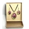 Coffret pendentif Arbre de Vie et Boucles d’Oreilles Fleurs pressée Rose vif.
