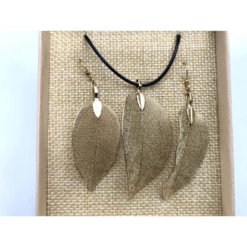Coffret Pendentif et Boucles d’Oreilles Feuilles Or.