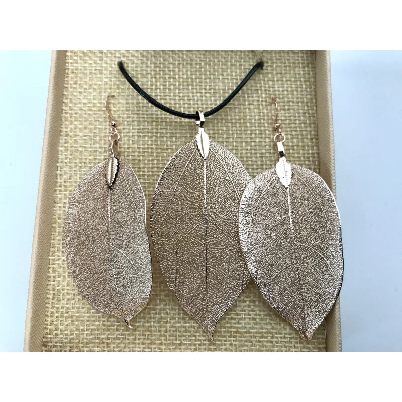 Coffret Pendentif et Boucles d’Oreilles Feuilles Or rose.