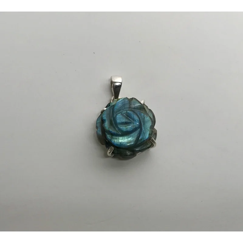 Pendentif Rose sculptée en Labradorite Bleue.