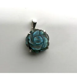 Pendentif Rose sculptée en Labradorite Bleue.