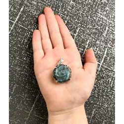 Pendentif Rose sculptée en Labradorite Bleue.