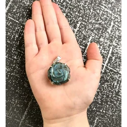 Pendentif Rose sculptée en Labradorite Bleue.