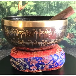 Bol chantant Tibet gravé main , diamètre 21 cm.